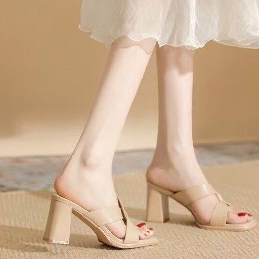 Open-Toe Chunky Heel Sandals – Bold & Trendy Summer Staple