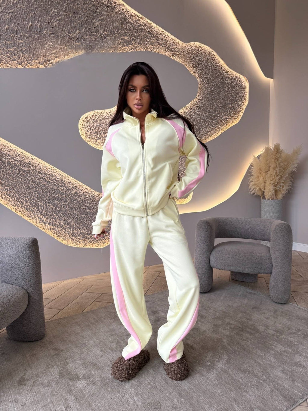 Women’s Long-Sleeve Zip-Up Jacket and Sweatpants Two-Piece Set